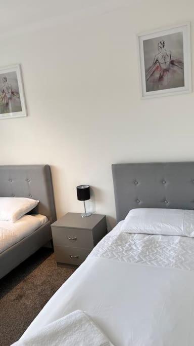 Cheerful 3 Bedroom Townhouse With Free Parking. Billericay Eksteriør bilde