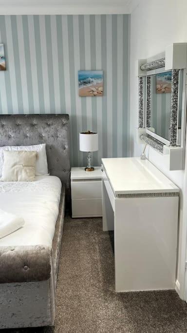 Cheerful 3 Bedroom Townhouse With Free Parking. Billericay Eksteriør bilde